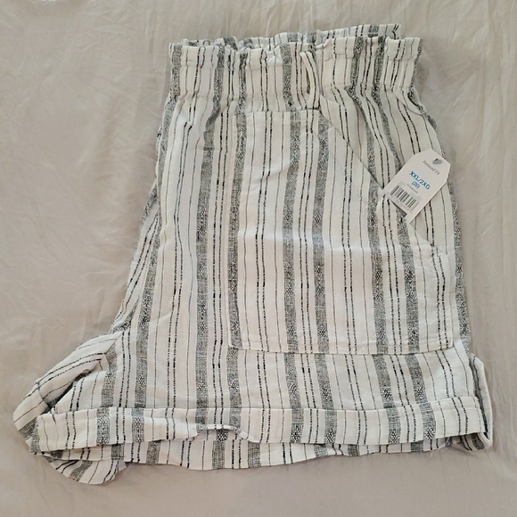 Pants - NWT Time and Tru Striped White/Black Gray Women's Shorts sz xxl